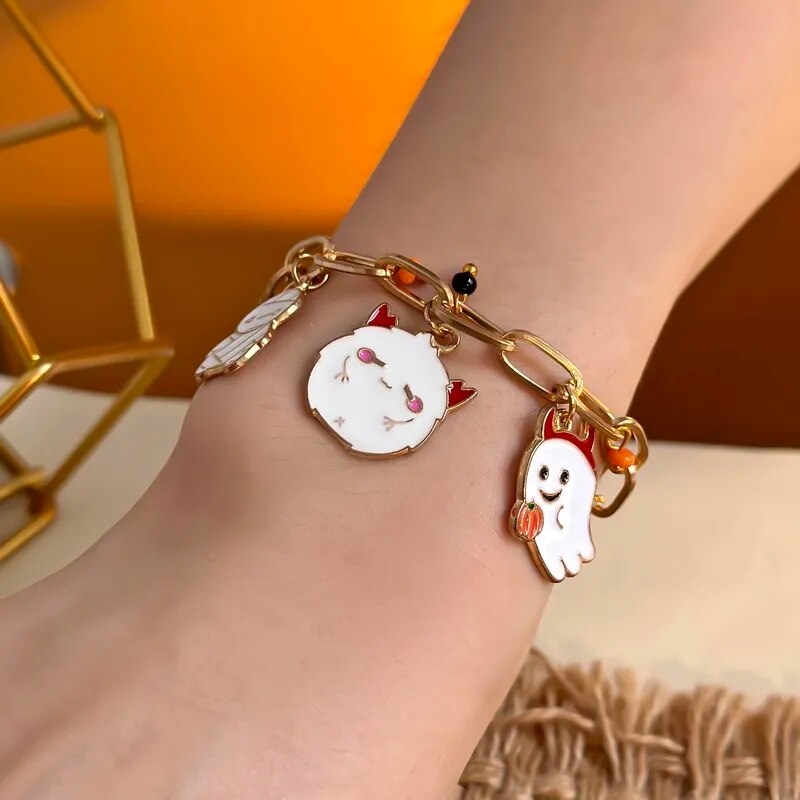 Dicke Kettenarmbänder mit mehreren Charms zum Thema Halloween