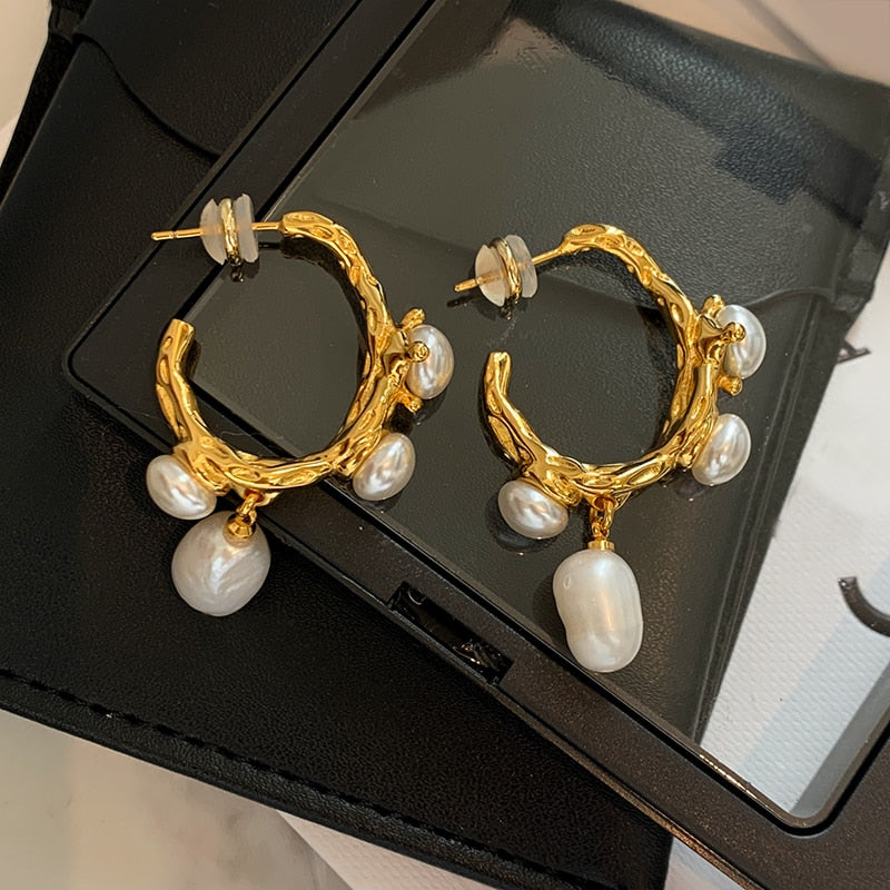 Elegante Statement-Creolen mit Barockperlen