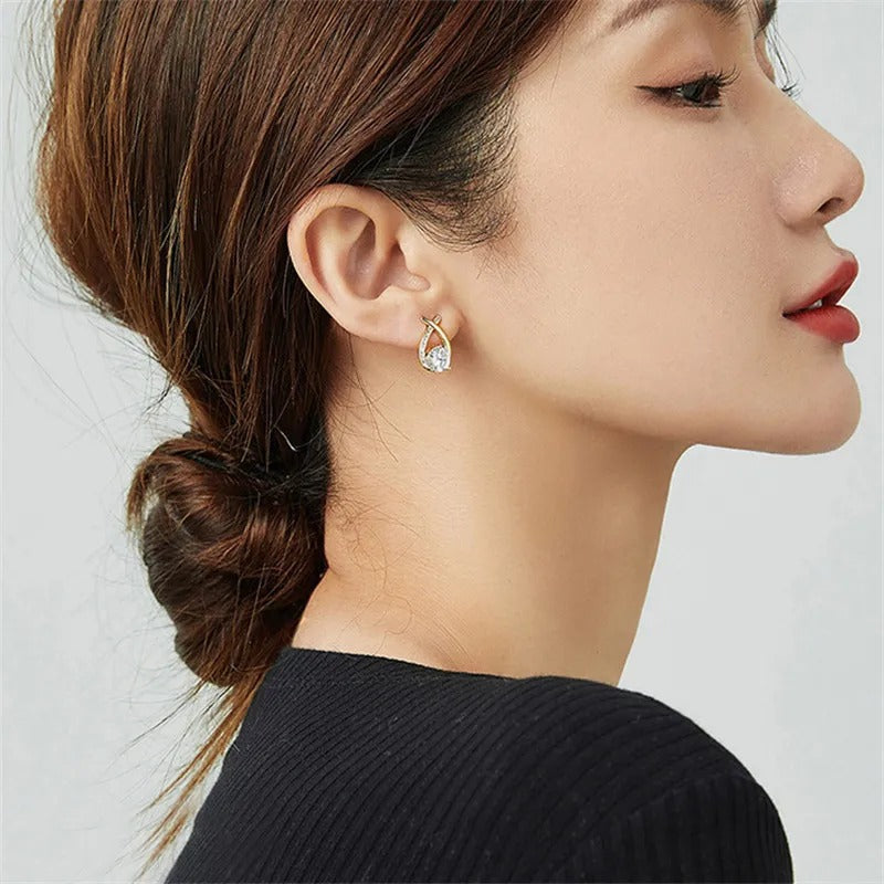 Elegante Ohrstecker mit überkreuzten Kristallen