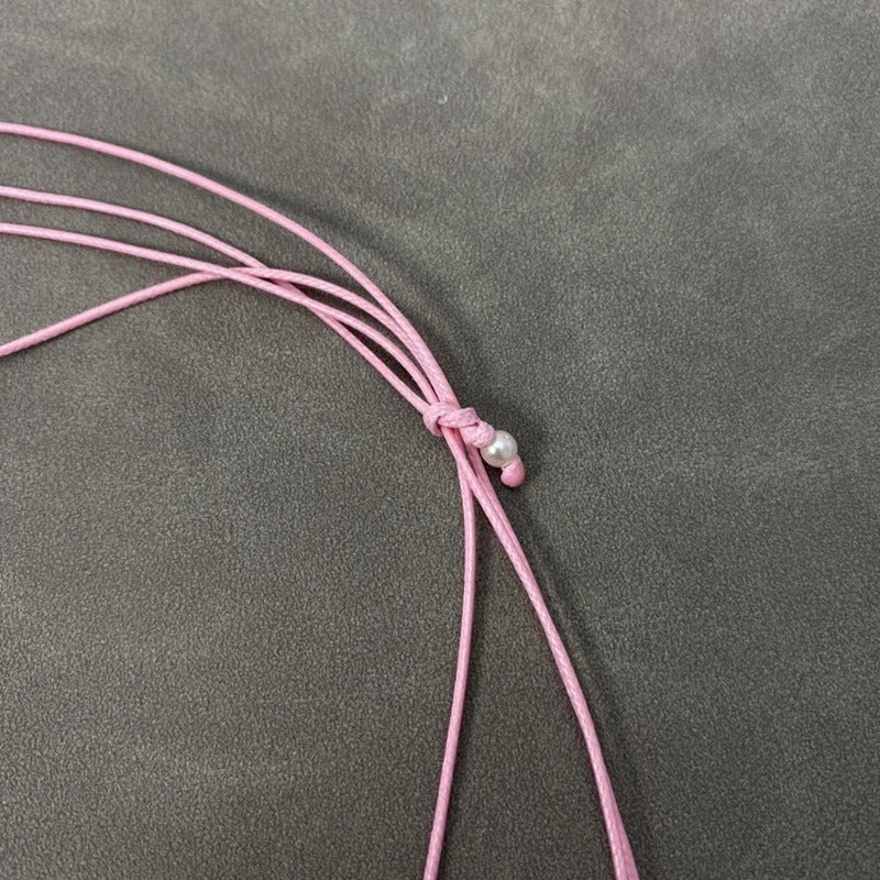 Lebendige Halskette mit hohlem Blumenanhänger