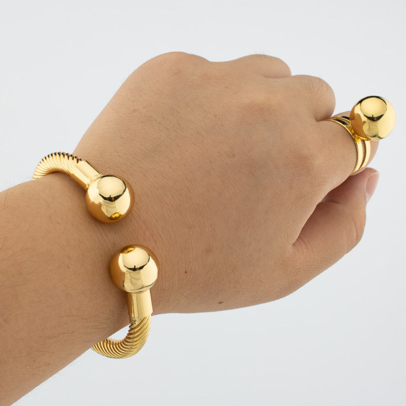 Hochglanzpoliertes Schmuckset mit runden Kugeln