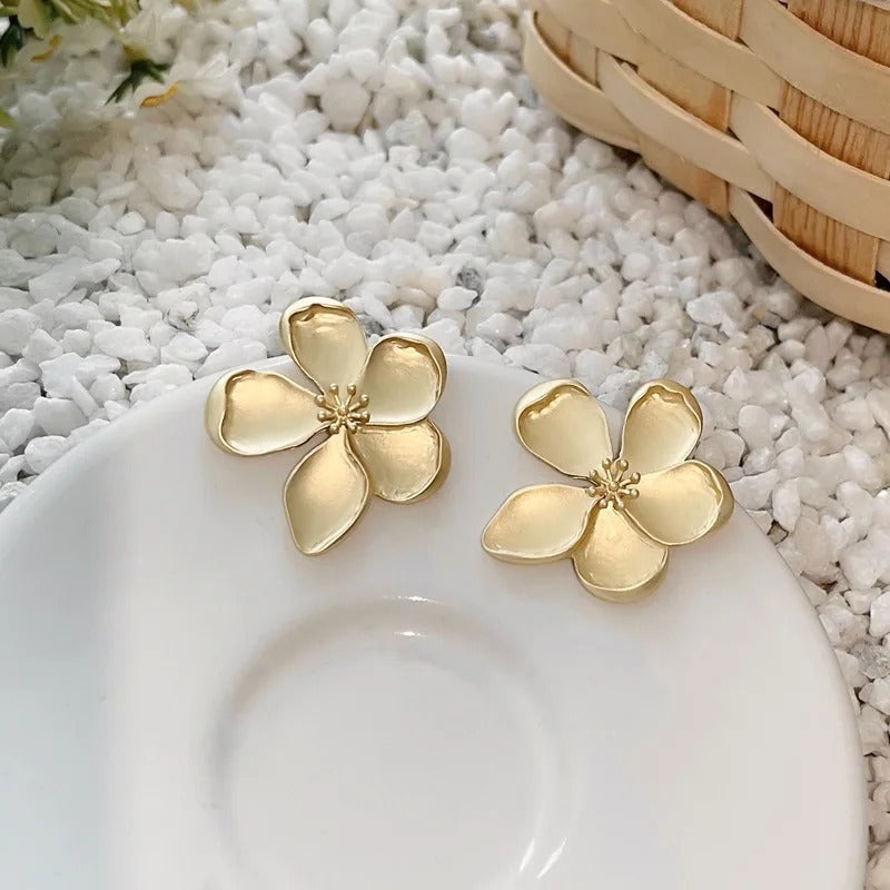 Goldfarbene, matte Textur, Metall, Blumen-Retro-Ohrringe für Damen