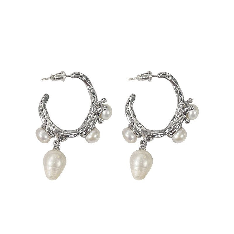 Elegante Statement-Creolen mit Barockperlen