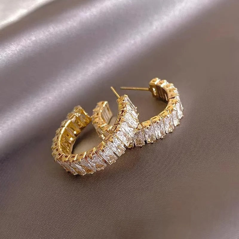 Carmiora - Glitzernde Zirkonia Glamour-Ohrringe