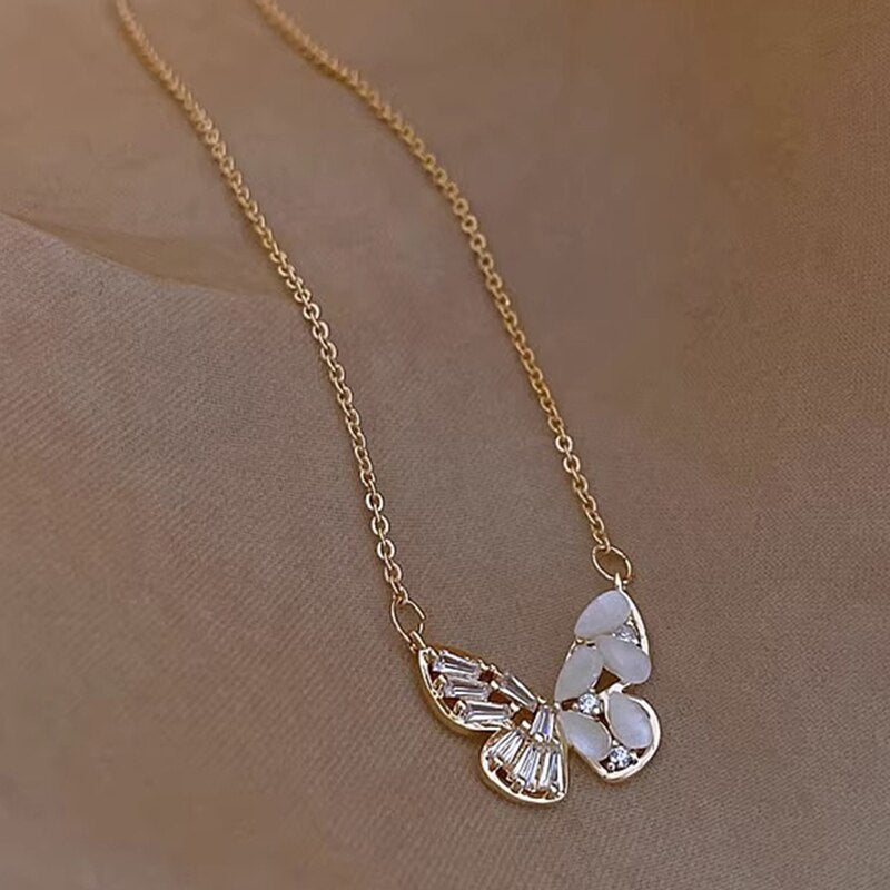 Wunderschöne asymmetrische Halskette mit Schmetterlingsflügel-Anhänger