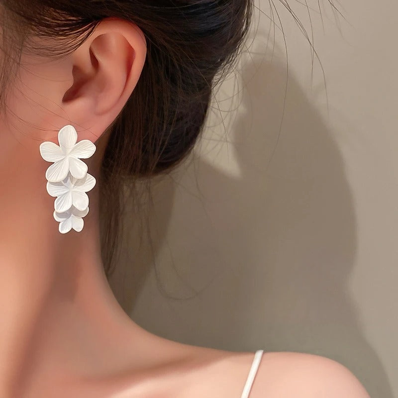 Carmiora - Floral Elegant Weiße Ohrringe