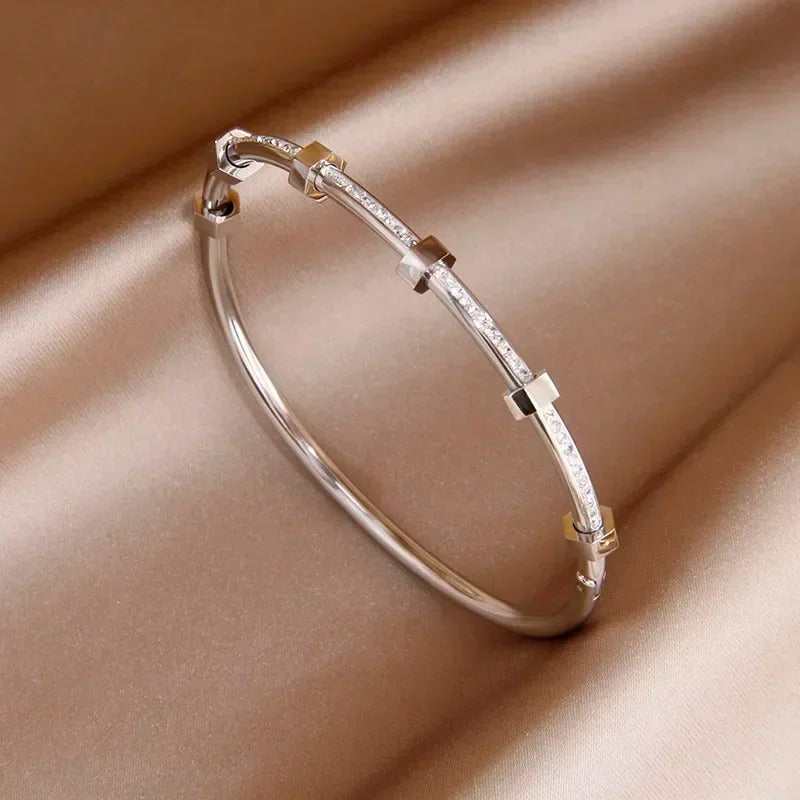 Carmiora - Elegante Infinity-Armreifen aus Edelstahl