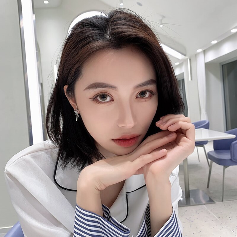 Silberne geknotete Ohrringe mit Strass-Akzenten