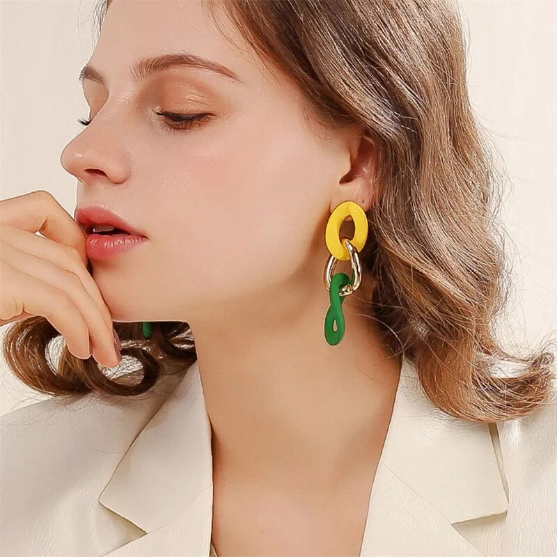 Farbblock-Ohrringe aus Acryl mit Kettenanhänger