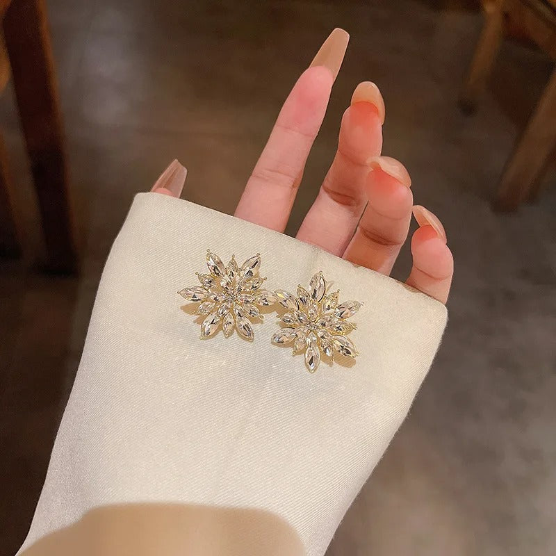 Chavri - Schimmernde florale Ohrstecker