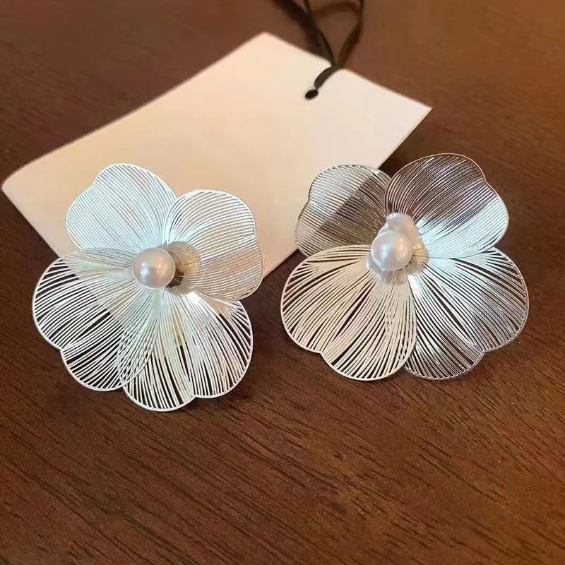 Ohrringe mit auffälligem Blumendesign und Kunstperlen Dekor
