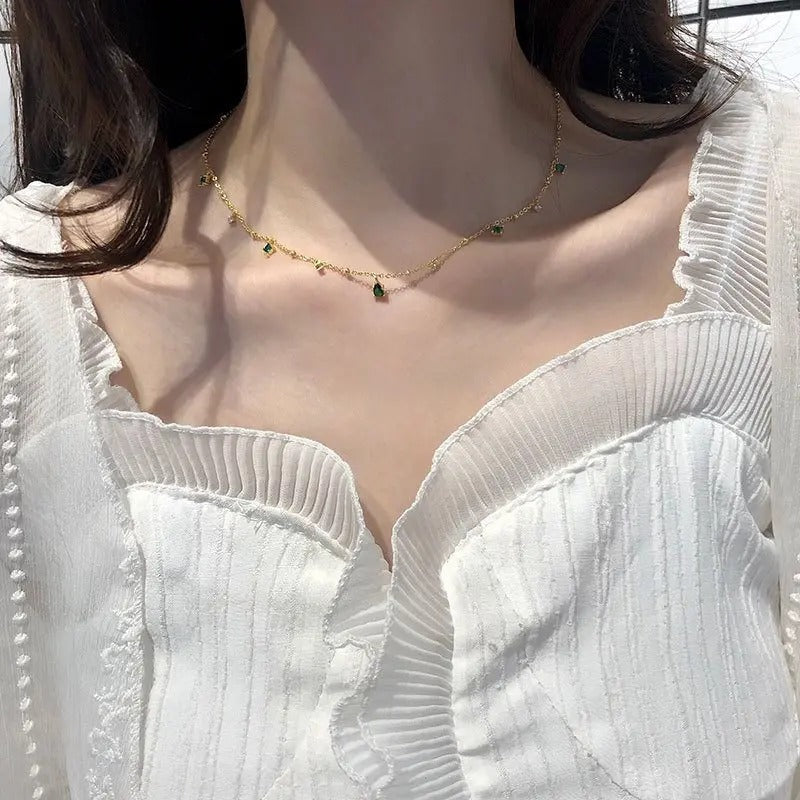 Elegante glitzernde Halskette mit Anhänger in grünem Wassertropfen-Zirkonia