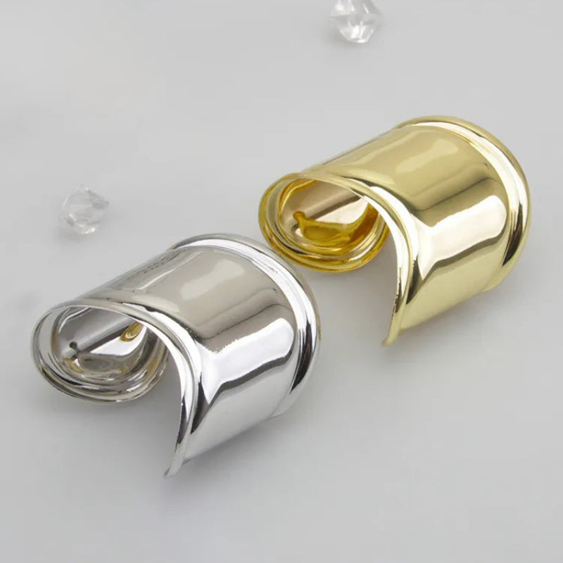 Armreife im Wellenstil mit weit geöffneten Manschetten