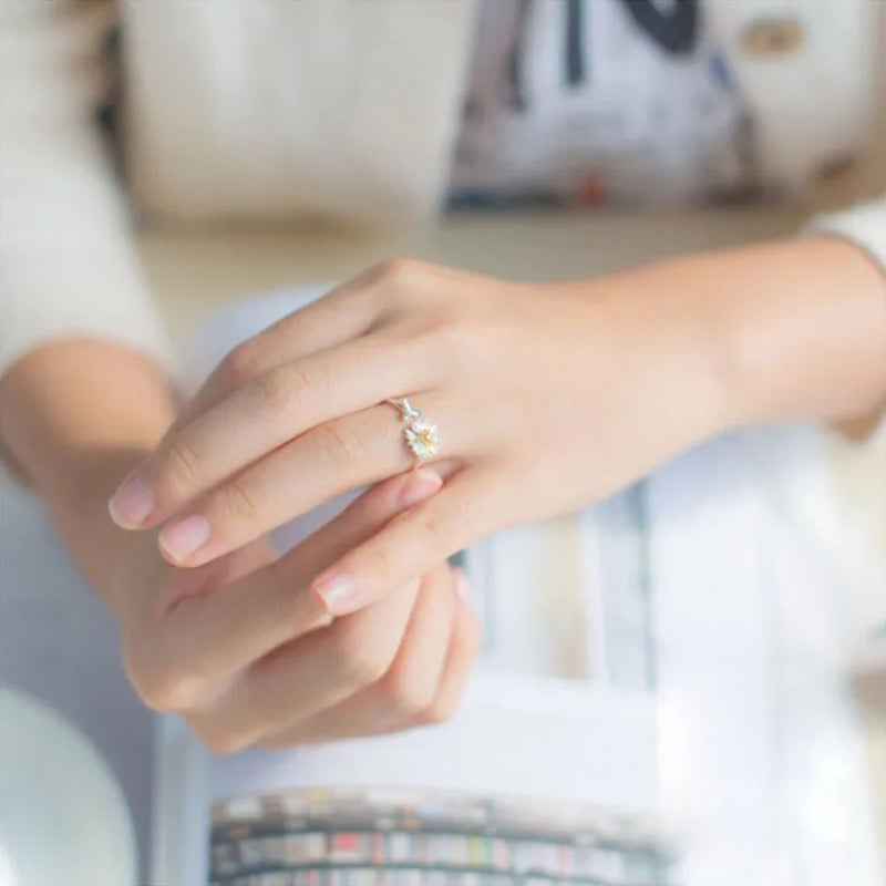 Zierliche verstellbare Ringe mit weißen Gänseblümchen