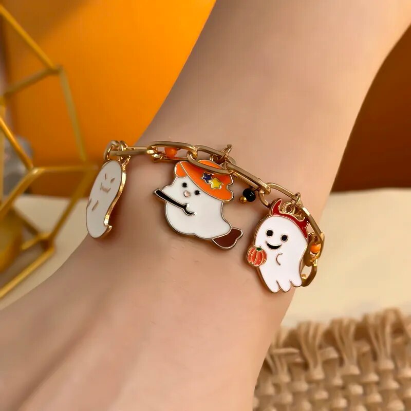 Dicke Kettenarmbänder mit mehreren Charms zum Thema Halloween