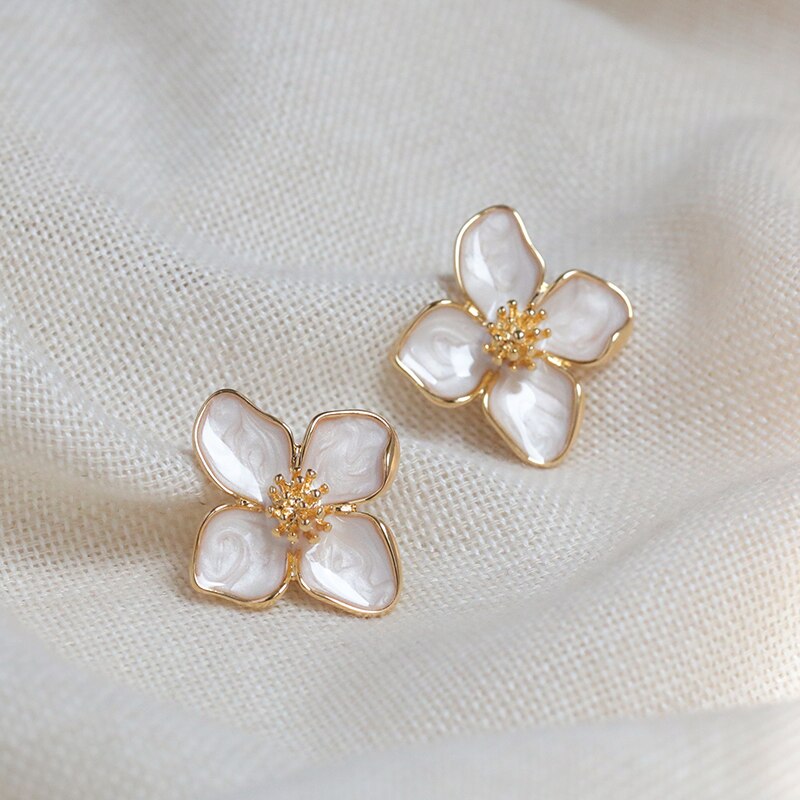 Statement-Ohrringe mit Emaille-Bemalung und Blumenblütenmotiv