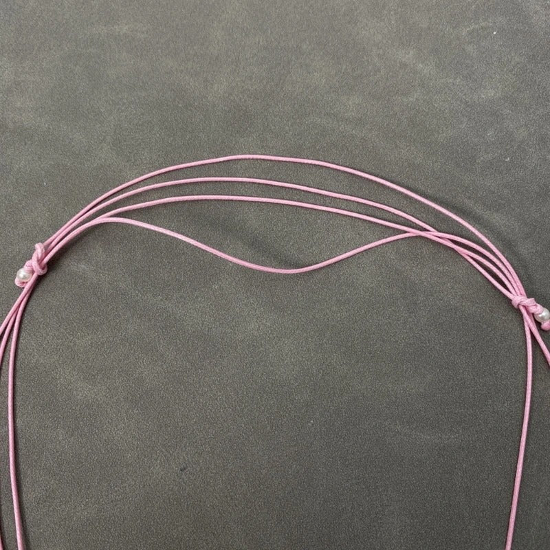 Lebendige Halskette mit hohlem Blumenanhänger