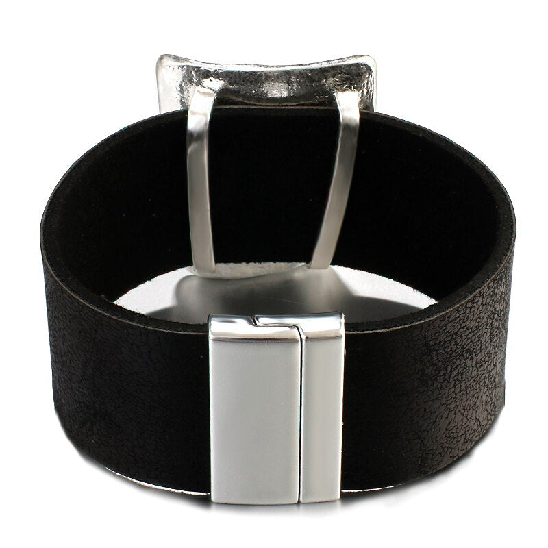 Minimalistische Armbänder mit breiter Wickelschnalle