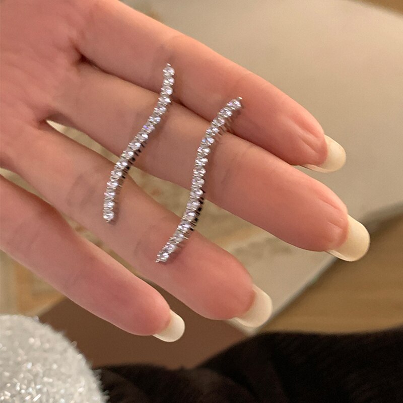 Minimalistische, gebogene Ohrringe mit eingelegtem Strass