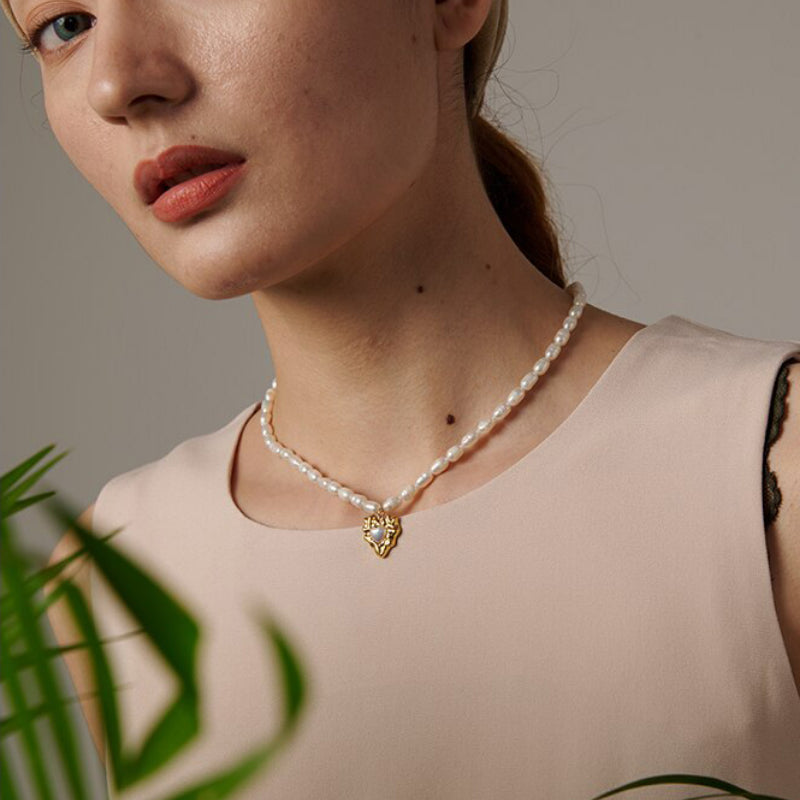 Halskette mit natürlicher Süßwasserperle und Herzanhänger