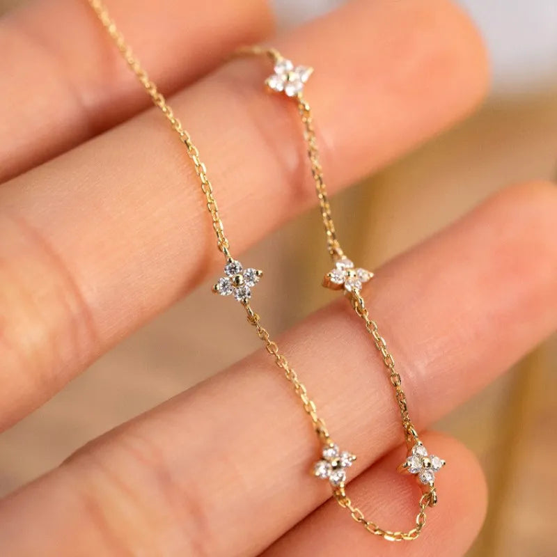 Zierliches Zirkonia-Blumenarmband für Damen