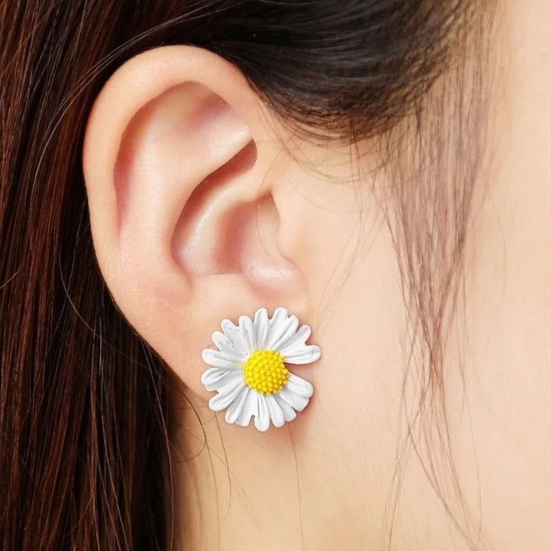 Carmiora - Floral Elegant Weiße Ohrringe