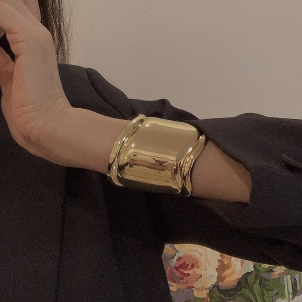 Armreife im Wellenstil mit weit geöffneten Manschetten