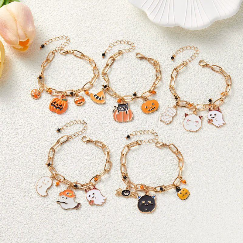 Dicke Kettenarmbänder mit mehreren Charms zum Thema Halloween