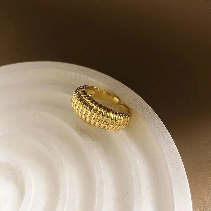 Carmiora - Eleganter goldener Ring