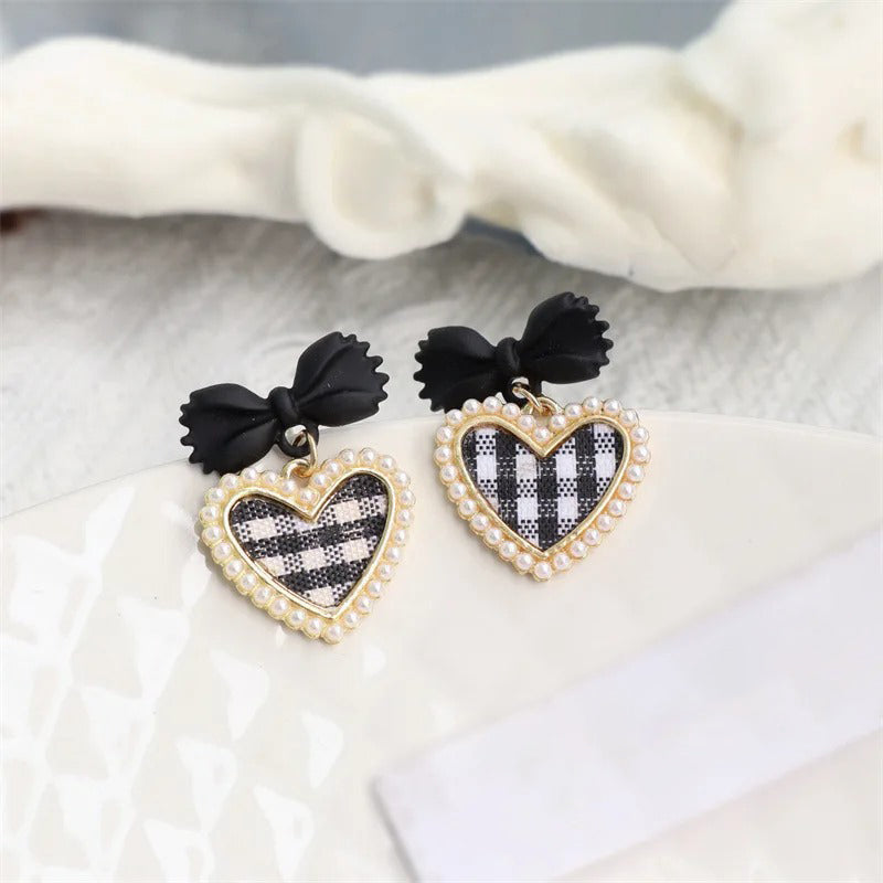 Ohrstecker in Herzform mit Schleife und Karomuster