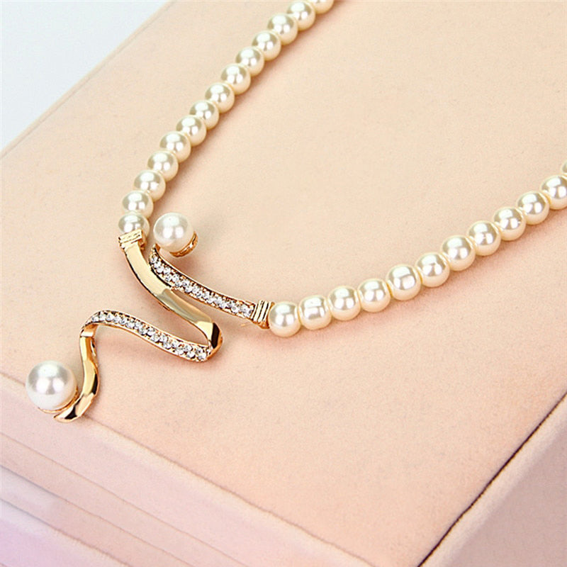Exquisites formelles Schmuckset mit Perlen und Zirkon