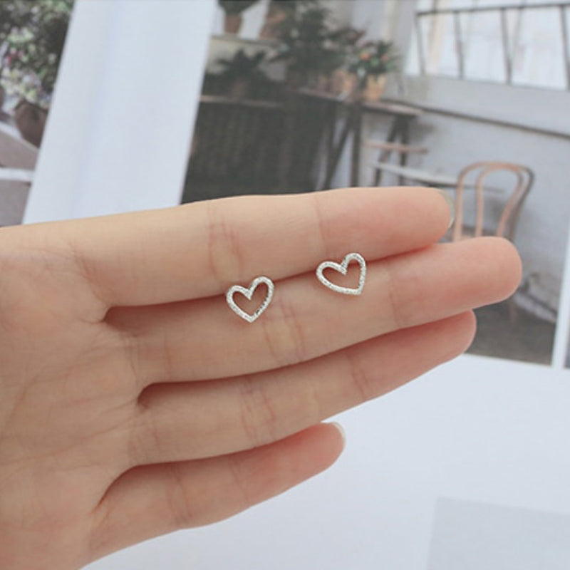 Entzückende silberne herzförmige Ohrringe