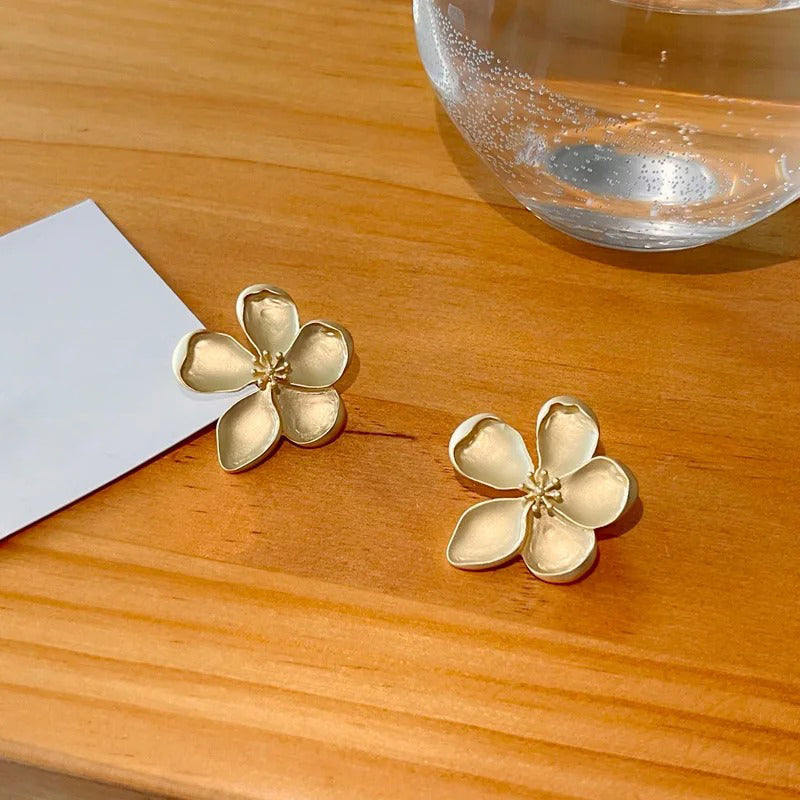 Goldfarbene, matte Textur, Metall, Blumen-Retro-Ohrringe für Damen