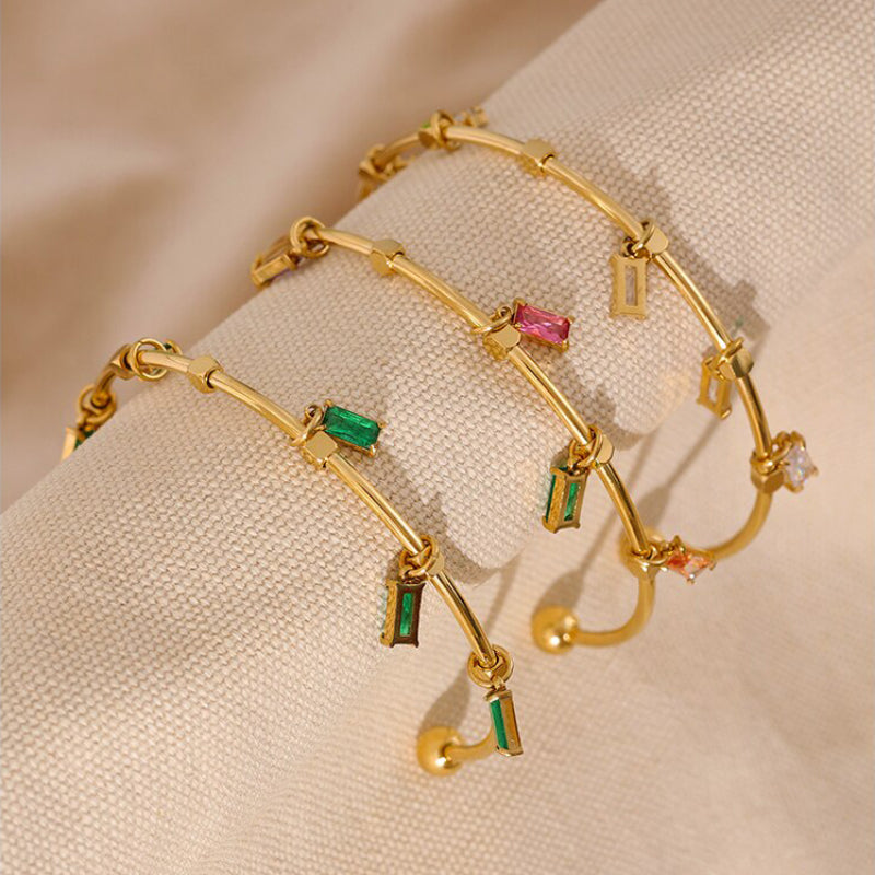 Anspruchsvolles Armreif-Armband mit Anhängern aus Zirkonia