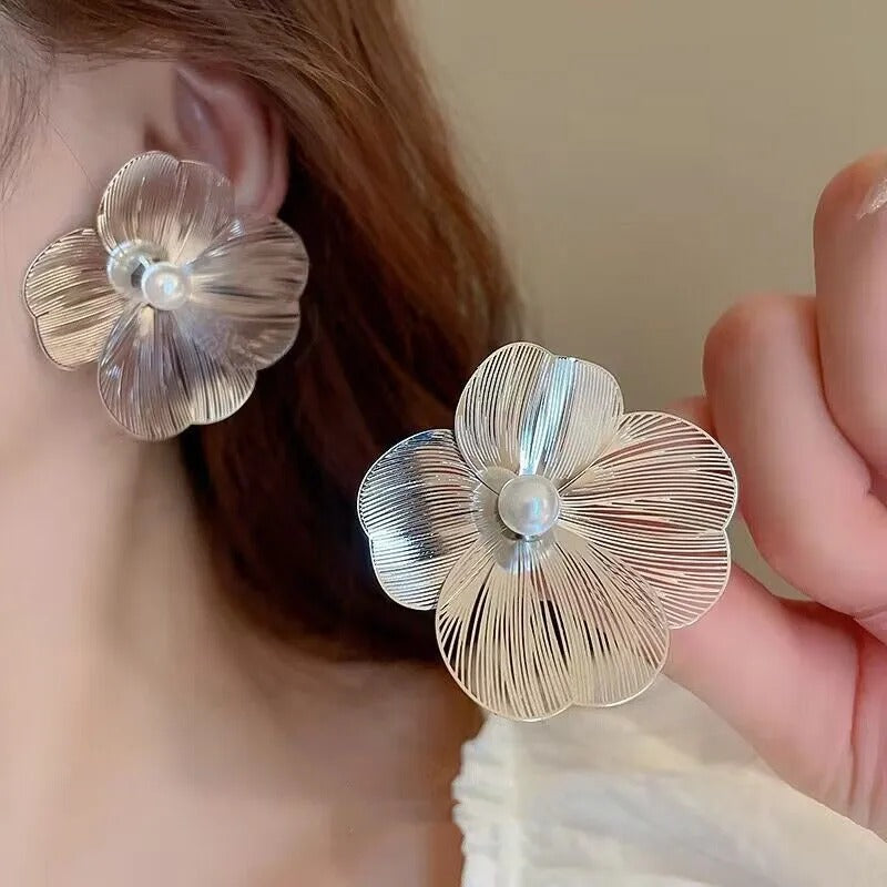 Ohrringe mit auffälligem Blumendesign und Kunstperlen Dekor