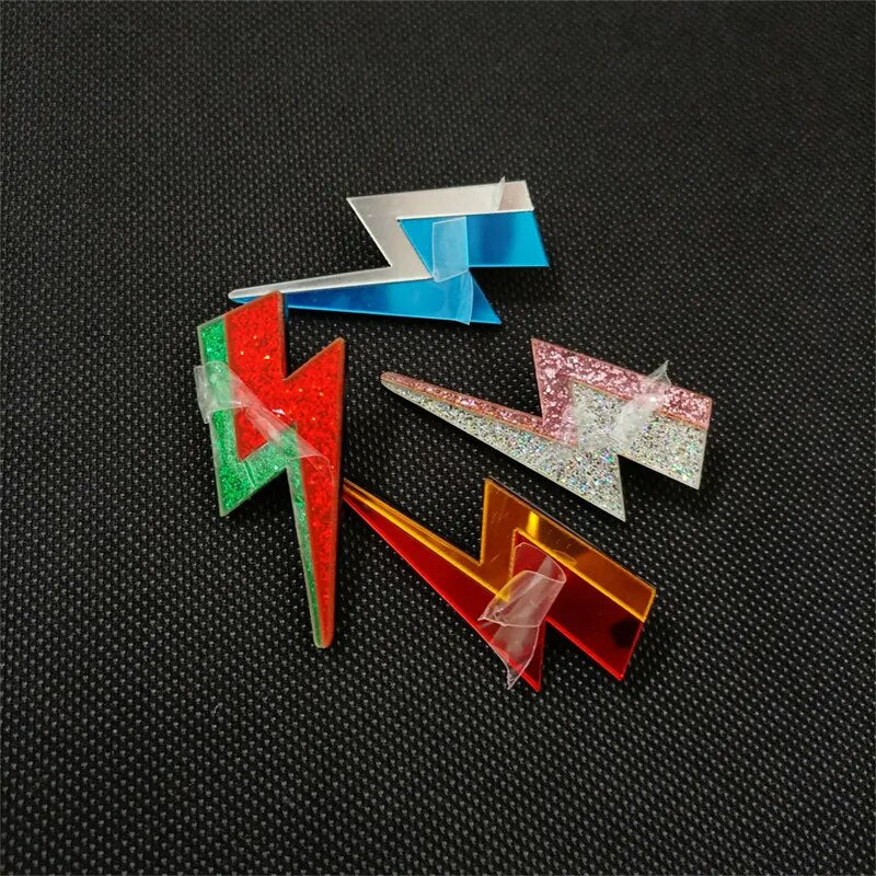 Mehrfarbige Glitzer-Ohrstecker aus Acryl mit Blitz