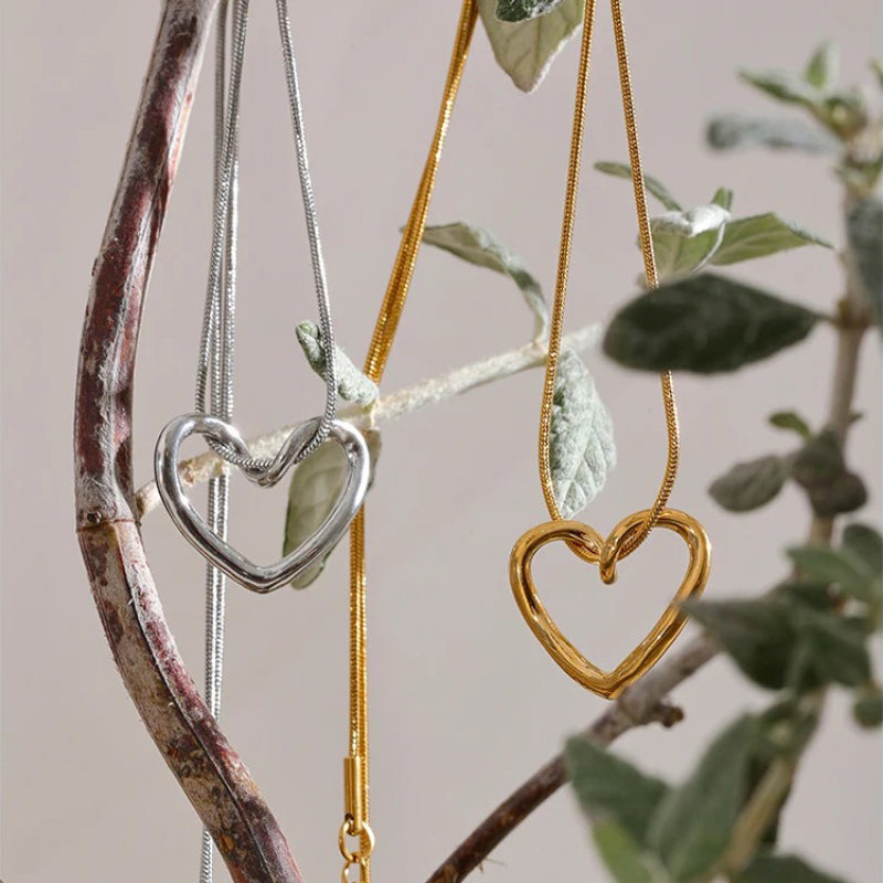 Romantische Halskette mit ausgehöhltem, herzförmigem Anhänger