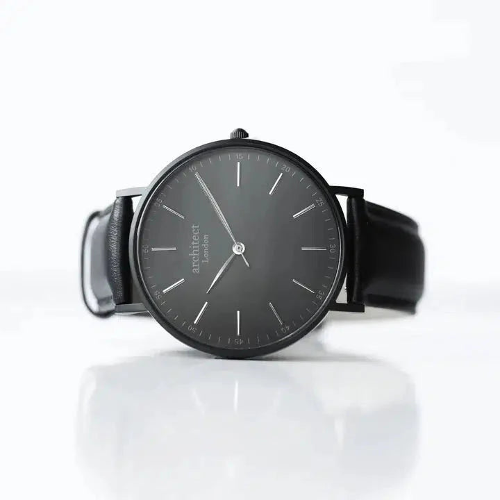 Minimalistische Herrenuhr mit handgravierter Schrift