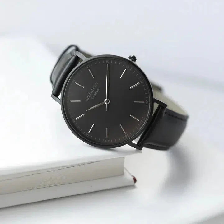 Minimalistische Herrenuhr mit handgravierter Schrift