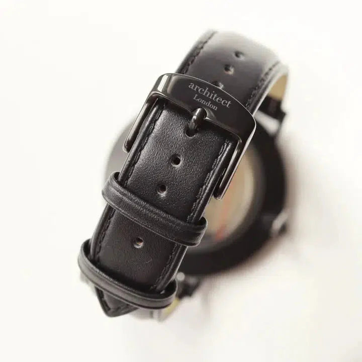 Minimalistische Herrenuhr mit handgravierter Schrift
