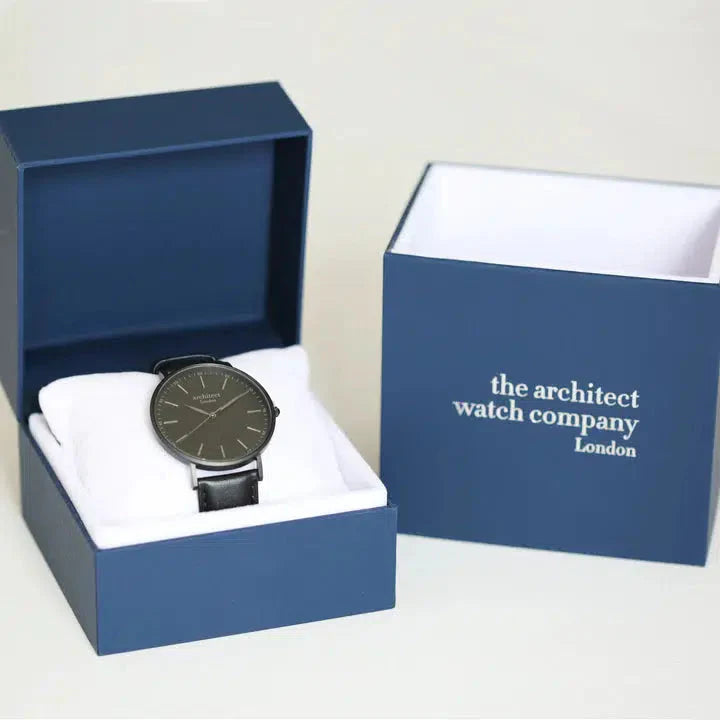 Minimalistische Herrenuhr mit handgravierter Schrift