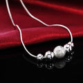 Minimalistische und elegante silberne Halskette mit rundem Charm