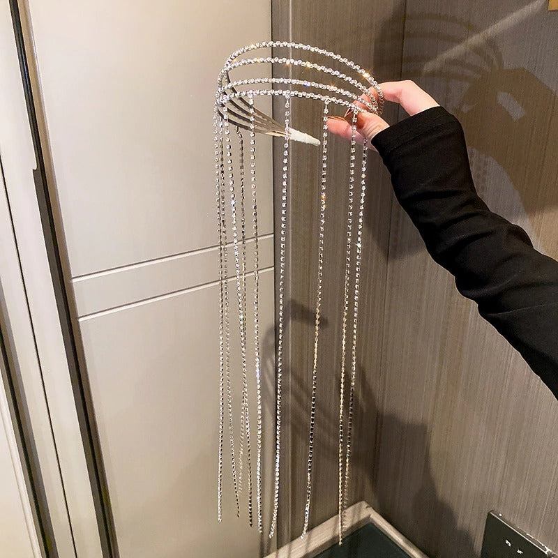 Funkelnde, mehrsträngige Haarspange mit Schmucksteinen und Quastenkette