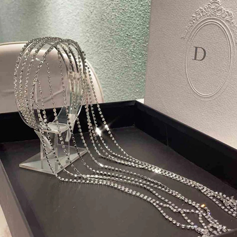 Funkelnde, mehrsträngige Haarspange mit Schmucksteinen und Quastenkette