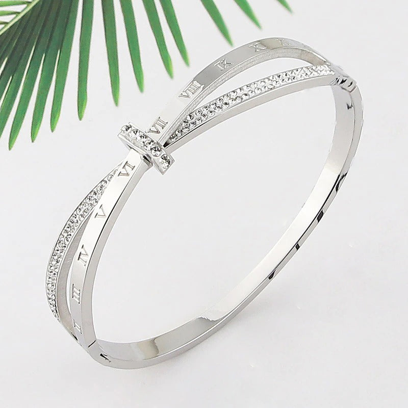 Armreif mit Kreuz und römischen Ziffern aus Edelstahl für Damen