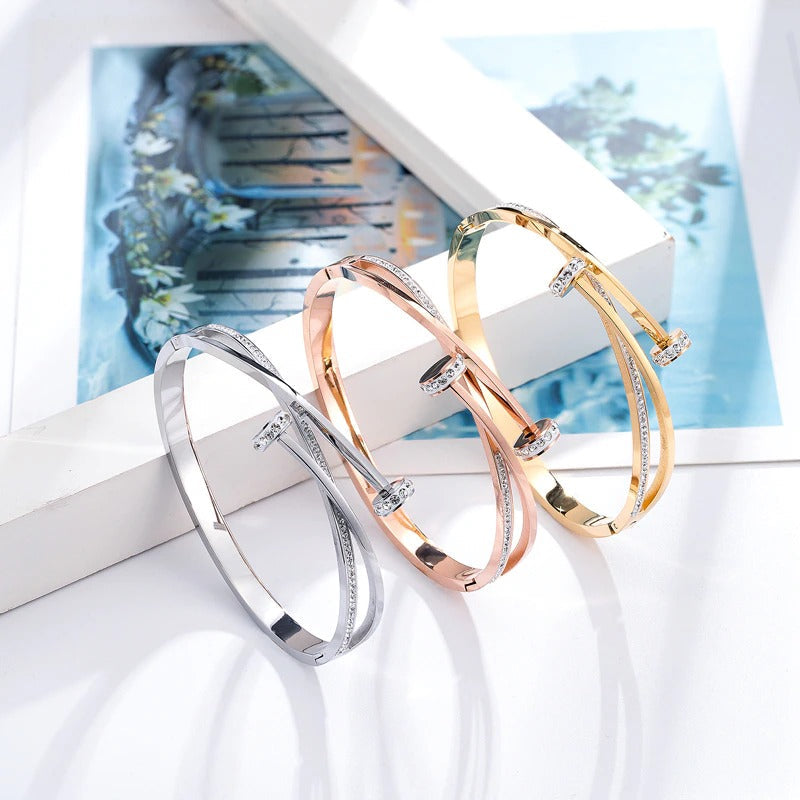 Trendy Armreife aus Edelstahl mit Doppelkreuz und Strasssteinen und Nagelkopf