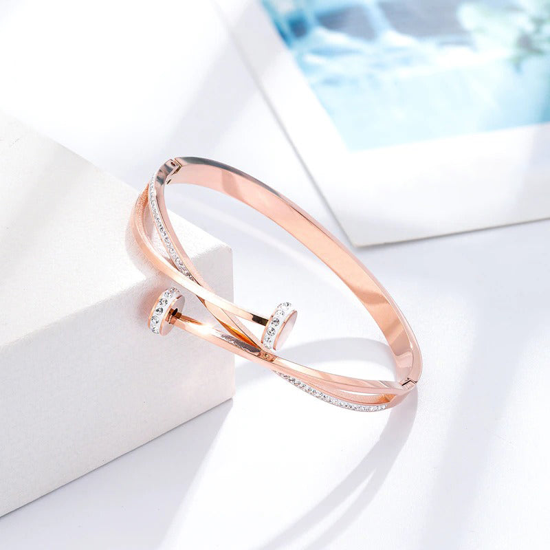 Trendy Armreife aus Edelstahl mit Doppelkreuz und Strasssteinen und Nagelkopf