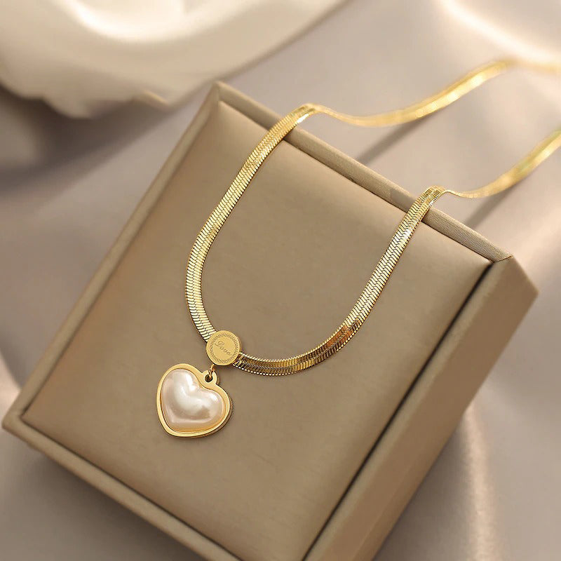 Lichtechter, eleganter Halskettenschmuck mit Perlenherzanhänger