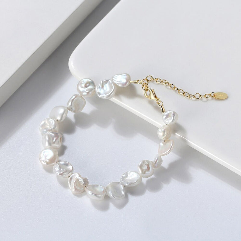 Elegante minimalistische Armbandkollektion mit Barockperlen
