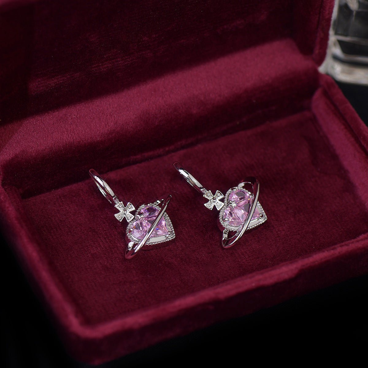 Rosa Herz Huggie Ohrringe